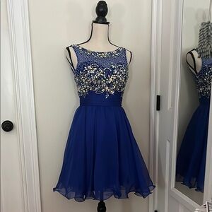 Dancing Queen Sleeveless Beaded Scoop-Neck Party/Semi/Homecoming Dress size M